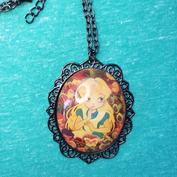 Disney: Alice necklace - Picture 2 of 7